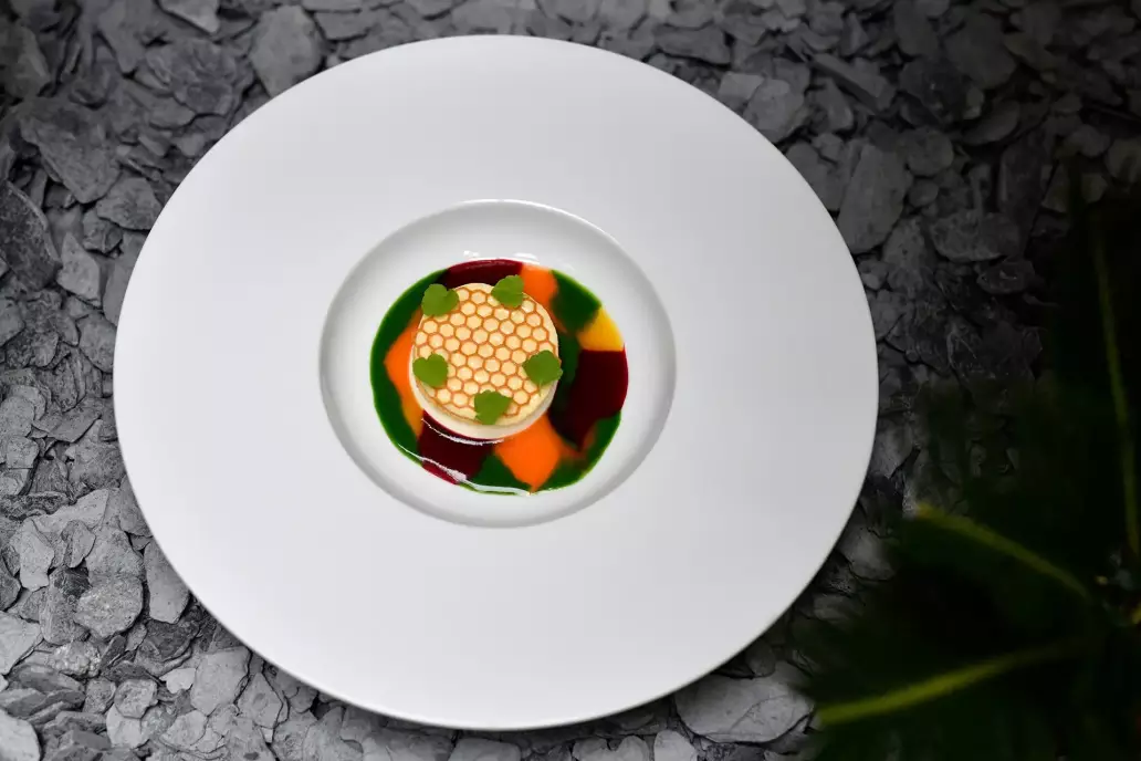Pollinisation de miel et coulis végétaux, dessert à la pomme d'or à Sancerre.
