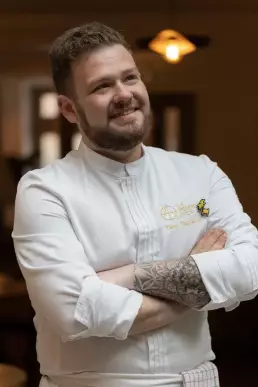 Yann Tournier, co-propri&eacute;taire et chef de la pomme d'or, restaurant gastronomique &agrave; Sancerre.