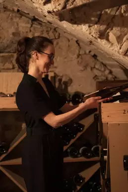 Justine Heuz&eacute;, co-propri&eacute;taire et sommeli&egrave;re de la pomme d'or, restaurant gastronomique &agrave; Sancerre.